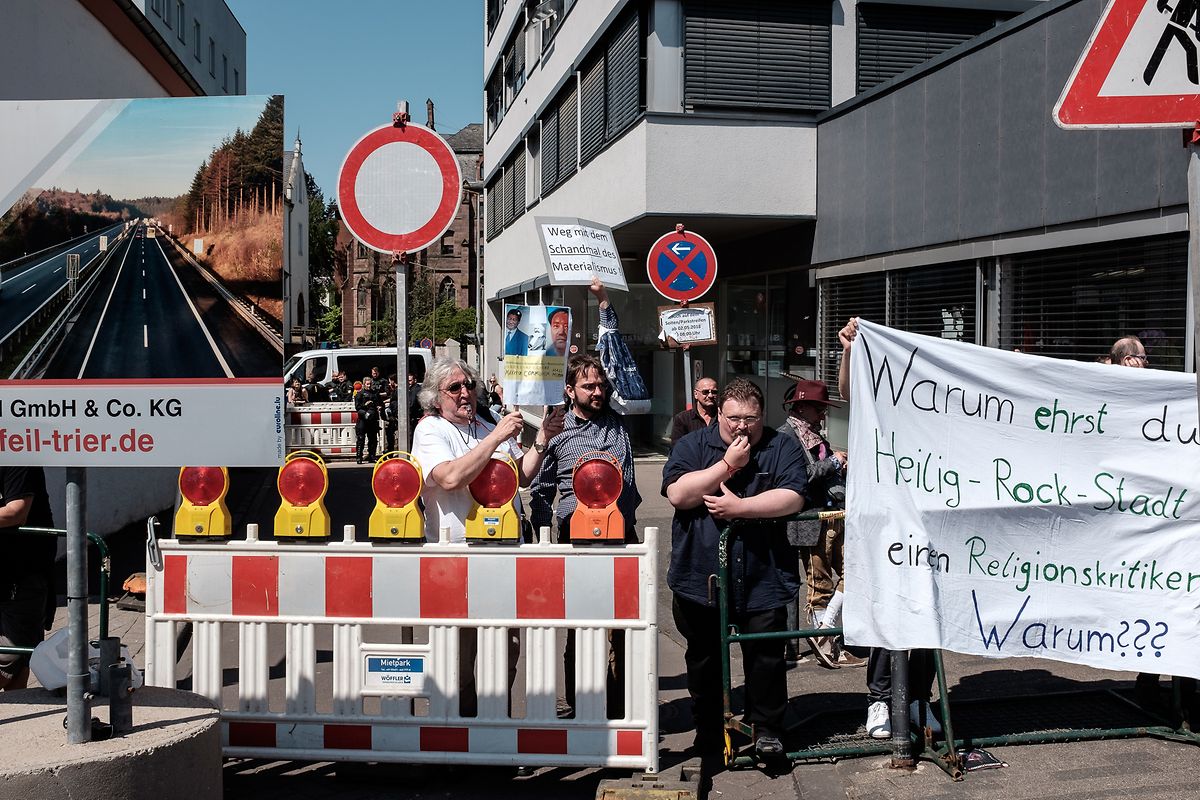 In Trier fanden am Samstag mehrere Demonstrationen statt. Die einen Teilnehmer waren für, die anderen gegen die Ehrung von Karl Marx. 