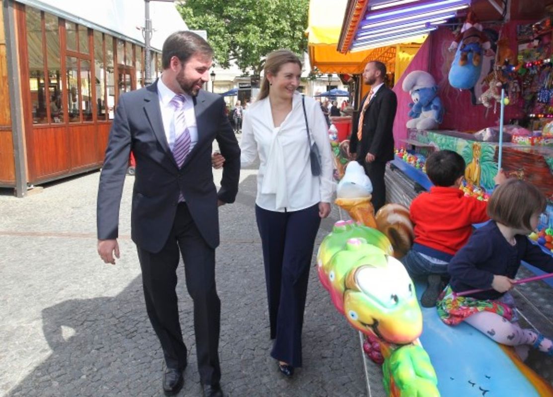  Das erbgroßherzogliche Paar beim anschließenden Spaziergang über den Mäertchen.
