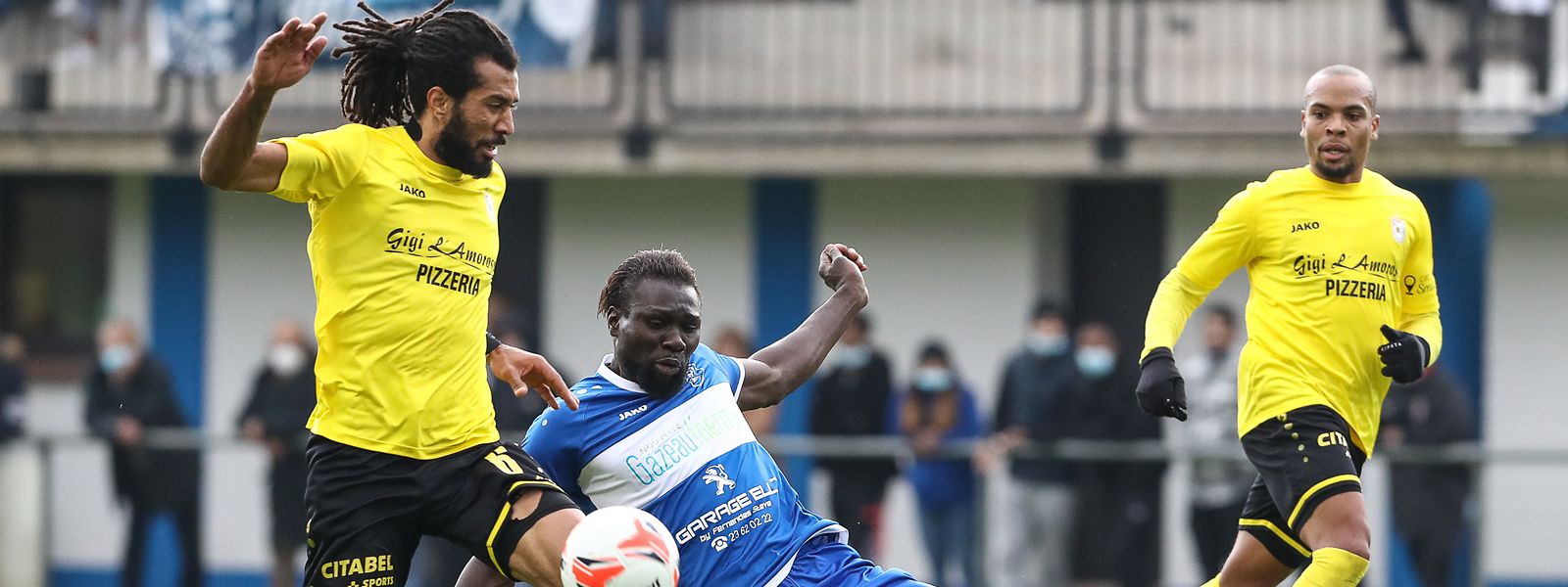 Babacar Sene, et Mertzig, ici face à Nélito, n'ont rien pu faire pour contrarier Dudelange.
