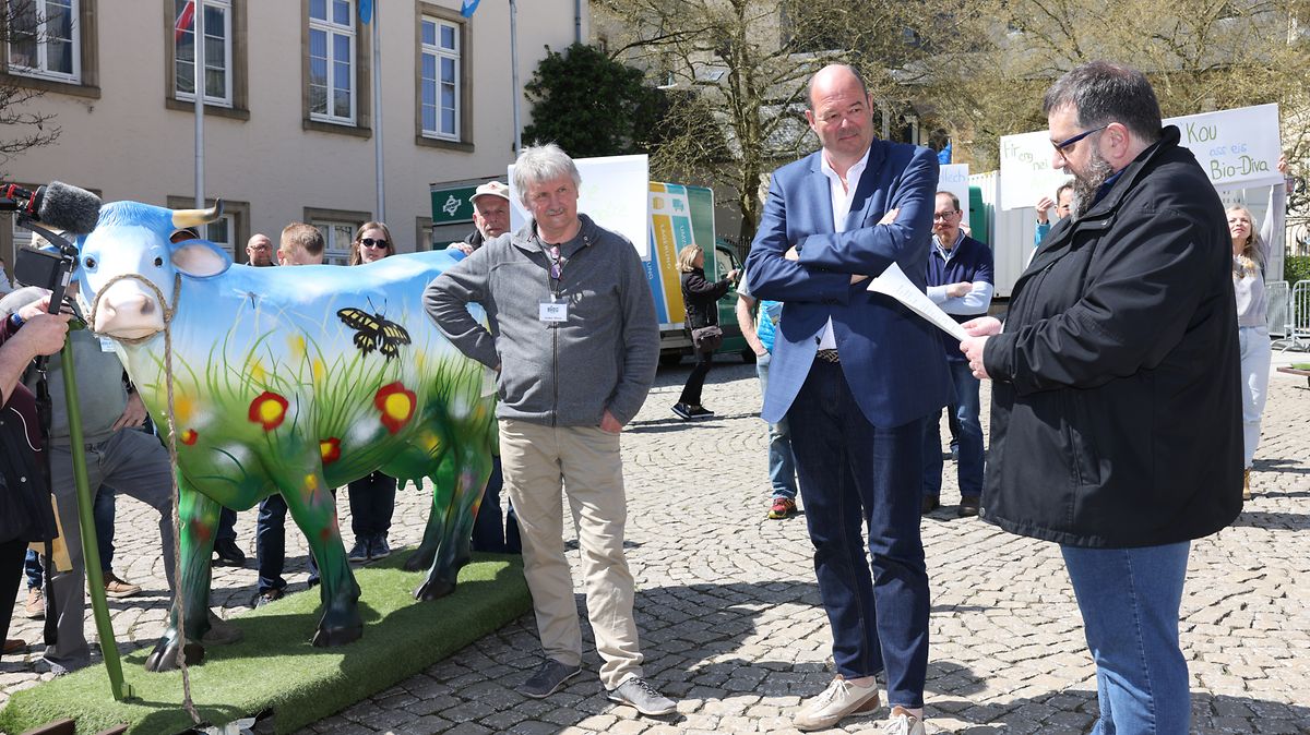 Die Bio-Milchproduzenten konfrontierten im Rahmen einer Aufklärungsaktion im April letzten Jahres Landwirtschaftsminister Claude Haagen (LSAP) mit dem gesellschaftlichen Mehrwert, den die Bio-Landwirtschaft mit sich bringt. 
