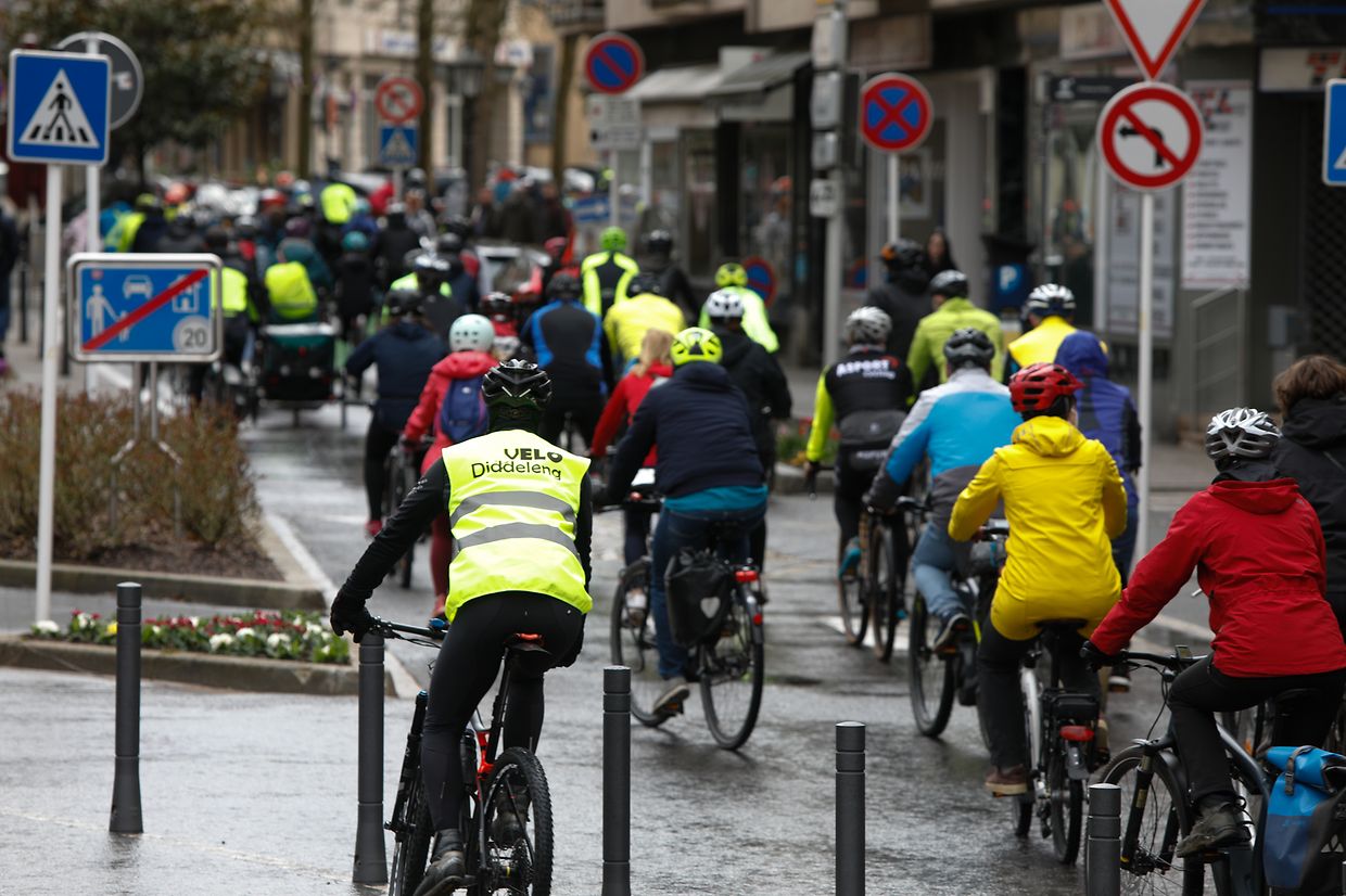 Die Fahrradfahrer demonstrierten am Samstag in Düdelingen für mehr sanfte Mobilität im öffentlichen Raum.