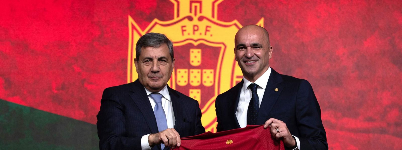 O presidente da Federação Portuguesa de Futebol,  Fernando Gomes, e novo selecionador de Portugal, Roberto Martínez.