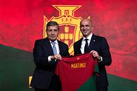 O presidente da Federação Portuguesa de Futebol,  Fernando Gomes, e novo selecionador de Portugal, Roberto Martínez.