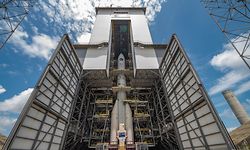 HANDOUT - 14.10.2022, Frankreich, Kourou: Die Startrampe der Ariane 6 auf dem europäischen Weltraumbahnhof in Französisch-Guayana beherbergt nun zum ersten Mal ein vollständig montiertes Exemplar der neuen Trägerrakete der ESA. Die europäische Trägerrakete Ariane 6 fliegt mit großer Verspätung erst Ende des Jahres. Die kleinere Vega C erlitt bei ihrem ersten kommerziellen Flug eine Panne. Was heißt das für Europas Raumfahrt und den europäischen Zugang zum All? (zu dpa "Ärger mit Trägerraketen: Europas Raumfahrt in der Krise?") Foto: Manuel Pedoussaut/ESA/dpa - ACHTUNG: Nur zur redaktionellen Verwendung und nur mit vollständiger Nennung des vorstehenden Credits +++ dpa-Bildfunk +++