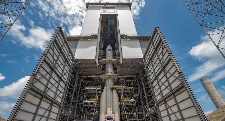 HANDOUT - 14.10.2022, Frankreich, Kourou: Die Startrampe der Ariane 6 auf dem europäischen Weltraumbahnhof in Französisch-Guayana beherbergt nun zum ersten Mal ein vollständig montiertes Exemplar der neuen Trägerrakete der ESA. Die europäische Trägerrakete Ariane 6 fliegt mit großer Verspätung erst Ende des Jahres. Die kleinere Vega C erlitt bei ihrem ersten kommerziellen Flug eine Panne. Was heißt das für Europas Raumfahrt und den europäischen Zugang zum All? (zu dpa "Ärger mit Trägerraketen: Europas Raumfahrt in der Krise?") Foto: Manuel Pedoussaut/ESA/dpa - ACHTUNG: Nur zur redaktionellen Verwendung und nur mit vollständiger Nennung des vorstehenden Credits +++ dpa-Bildfunk +++