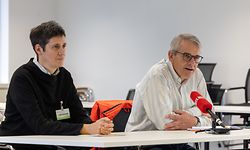 Dr. Simone Mousel und Dr. Jean Schoos präsentieren das überarbeitete Notdienstsystem in Veterinärverwaltungsgebäude in Strassen. 