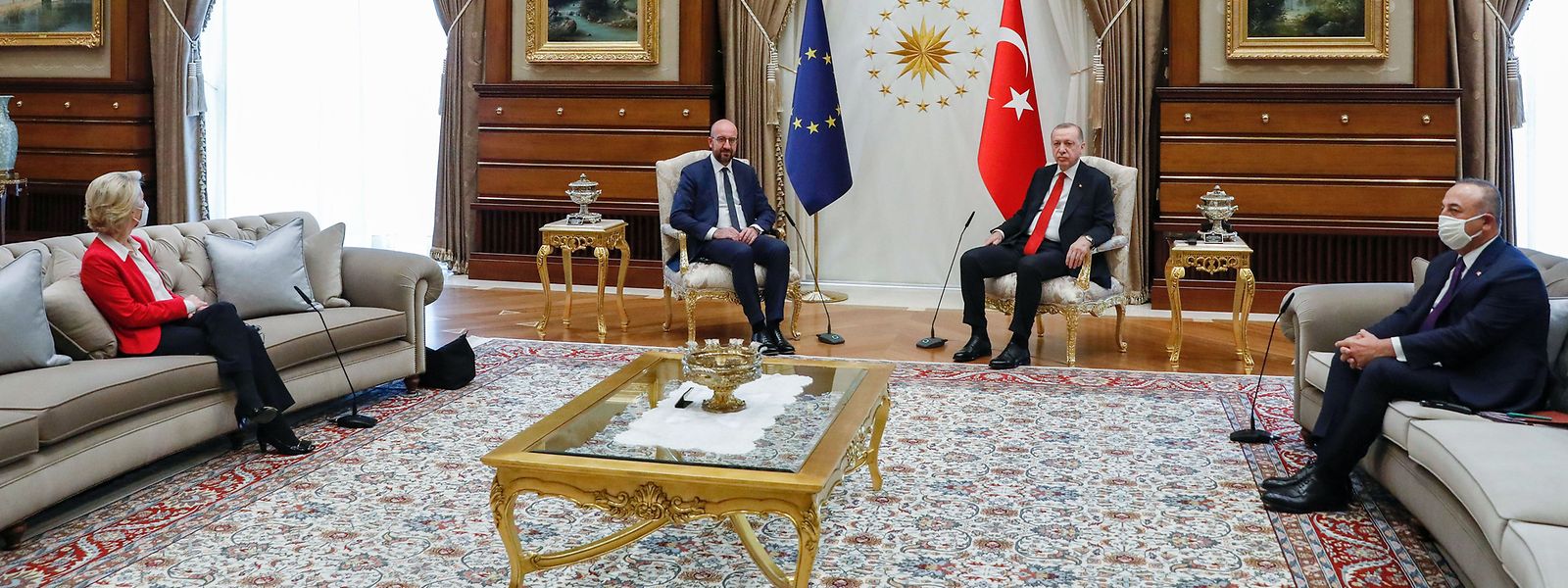 Von der Leyen sitzt auf dem Sofa, gegenüber von dem türkischen Außenminister Mevlut Cavusoglu.