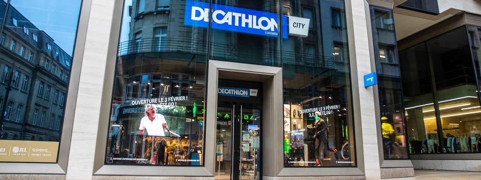 Das Geschäft „Royal-Hamilius Decathlon“ ist an der Ecke der Rue Aldringen, im Herzen der Hauptstadt, gelegen.