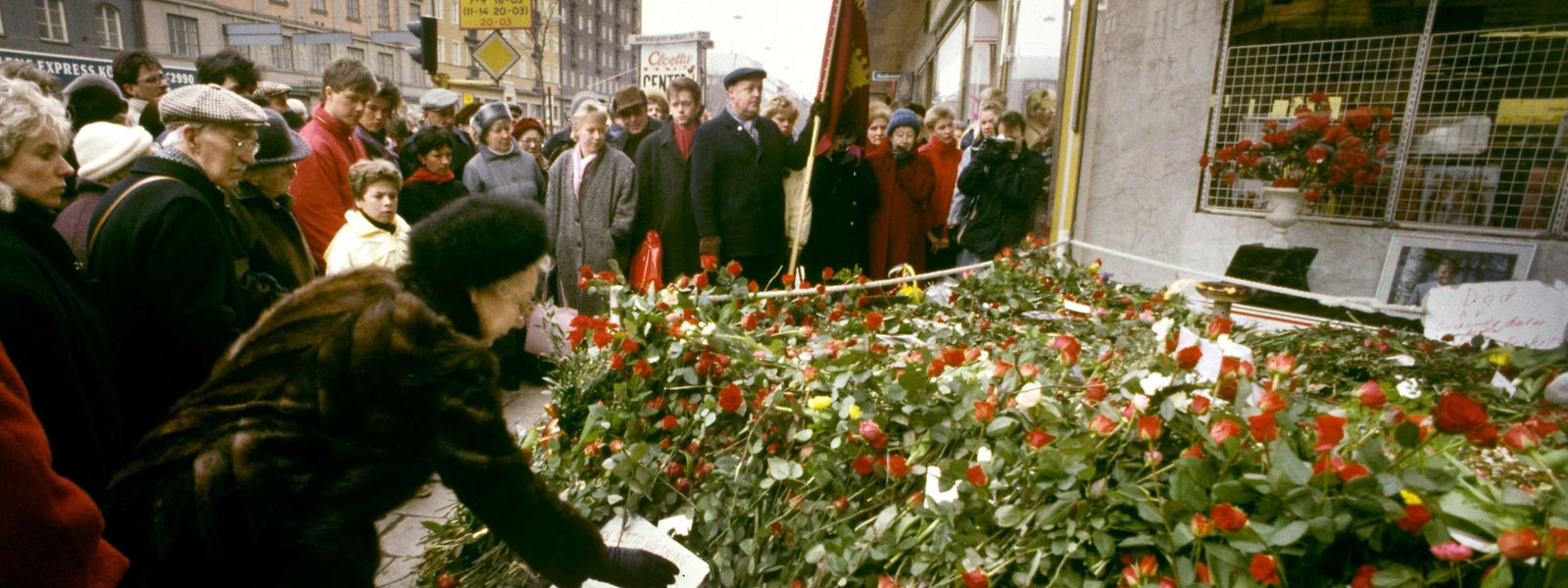 1986: Trauernde legen Blumen am Tatort nieder.