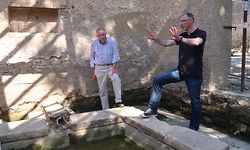 Lokalhistoriker Paul Weber (links) und Bürgermeister Jean-François Wirtz besichtigen den unerwarteten Fund. Sogar die Wasserleitung ist noch erhalten.