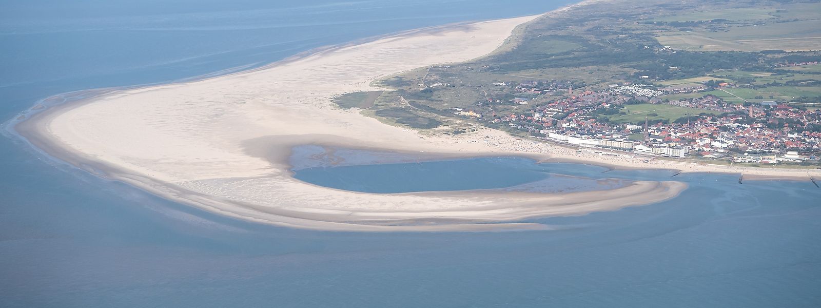 Die ostfriesische Insel Borkum. Für die geplante Erdgasförderung in der Nordsee vor Borkum hat die zuständige Behörde dem niederländischen Unternehmen One-Dyas nun die bergbaurechtliche Bewilligung erteilt. 
