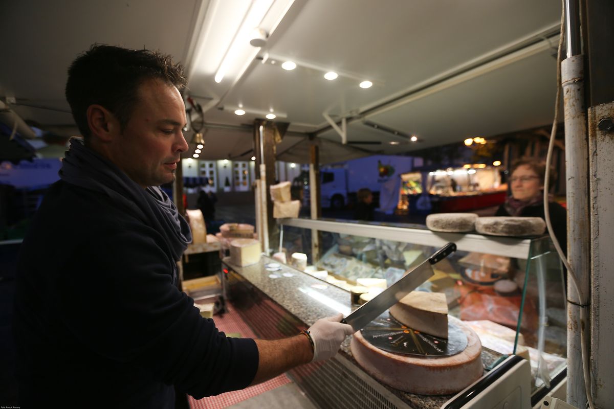 25.10.2017 Luxembourg, ville, Knuedler, place Guillaume, Wochenmarkt sehr früh am Morgen photo Anouk Antony