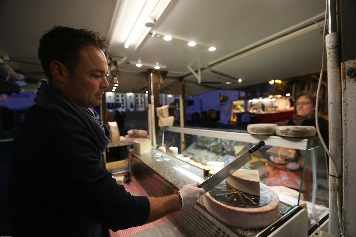 25.10.2017 Luxembourg, ville, Knuedler, place Guillaume, Wochenmarkt sehr früh am Morgen photo Anouk Antony