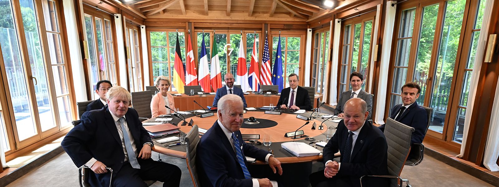 Boris Johnson, Premierminister von Großbritannien, (vorne l-r) Joe Biden, Präsident der USA, und Bundeskanzler Olaf Scholz (SPD), dahinter (l-r) Fumio Kishida, Premierminister von Japan, Ursula von der Leyen, Präsidentin der Europäischen Kommission (EU), Charles Michel, Präsident des Europäischen Rates, Mario Draghi, Ministerpräsident von Italien, Justin Trudeau, Premierminister von Kanada, Emmanuel Macron, Präsident von Frankreich, sitzen bei der ersten Arbeitssitzung zum Thema weltwirtschaftliche Lage während des G7-Gipfels auf Schloss Elmau.