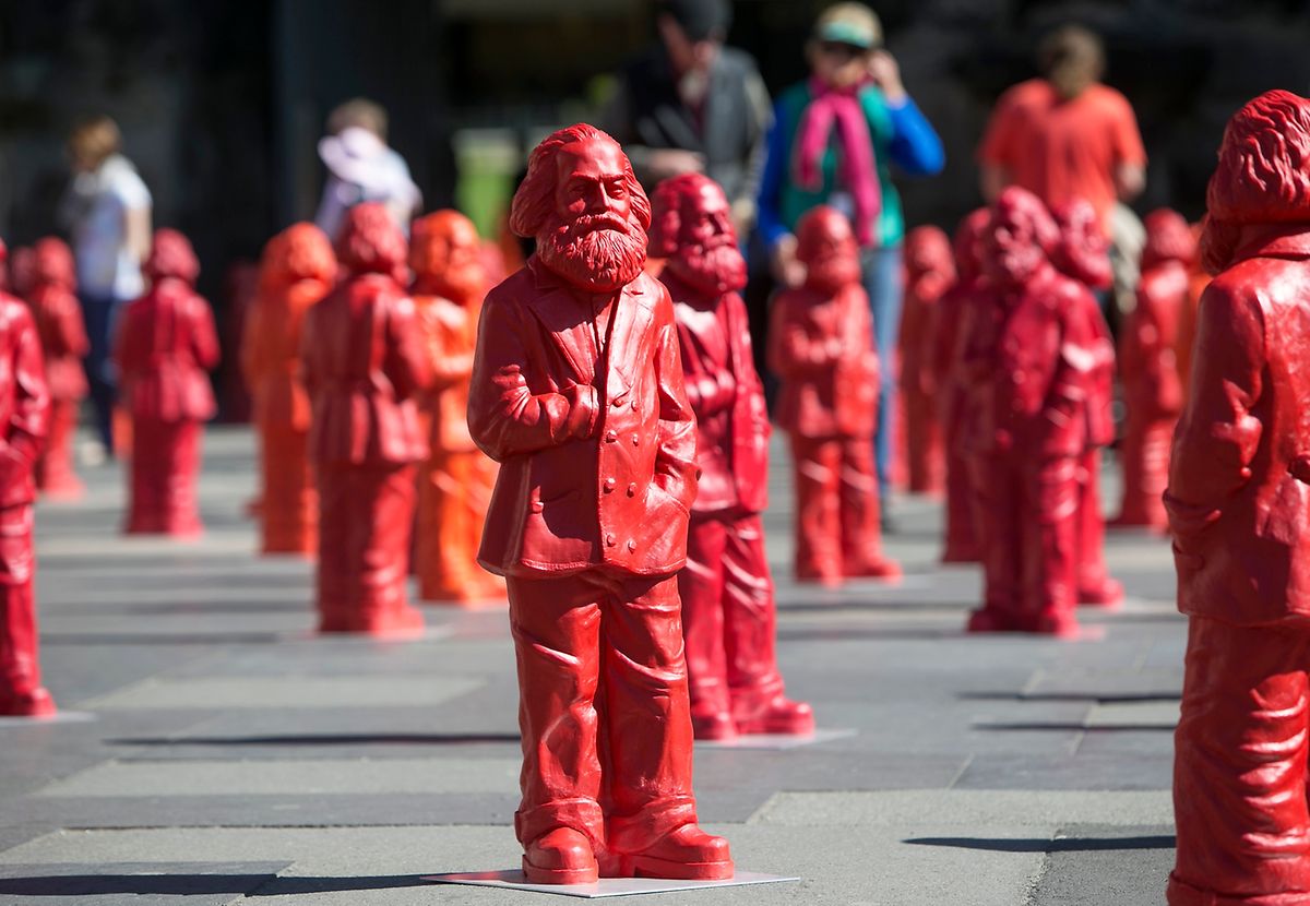Bereits 2013 war Marx omnipräsent in Trier: Der Künstler Otmar Hörl stellte 500 knallrote Ministatuen vor der Porta Nigra auf.