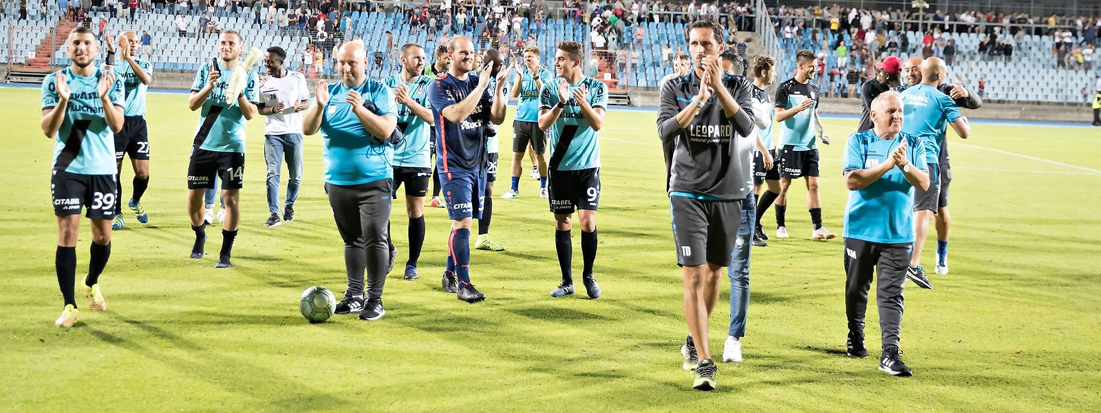 Erfolg auf europäischer Bühne: Während sich die Fans bei Trainern und Spielern bedanken, hat auch das Ärzteteam seine Arbeit erledigt.