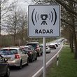 Die Radarüberwachung hat viele Fahrer verunsichert. Um nicht in die Radarfalle zu tappen, konzentrieren sie sich mehr auf den Geschwindigkeitsmesser als auf die Straße.