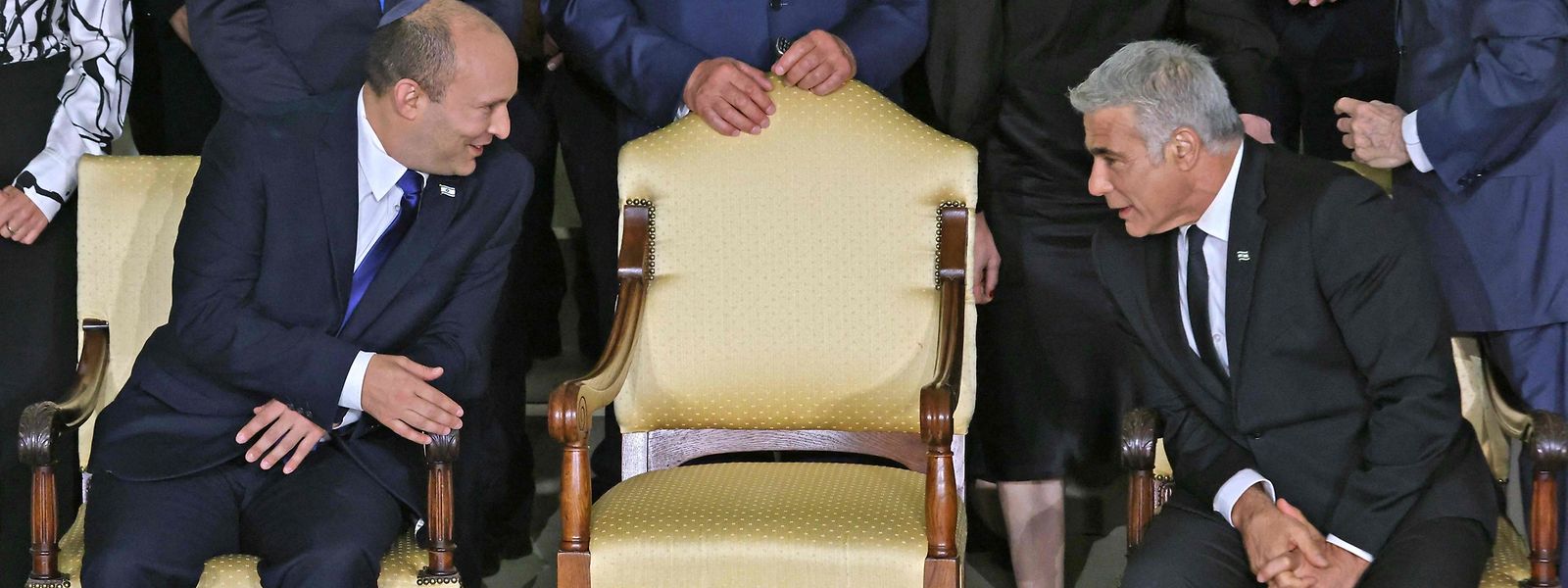 Premierminister Naftali Bennett (links) und Außenminister Jair Lapid bei der Vereidigung der neuen Regierung.