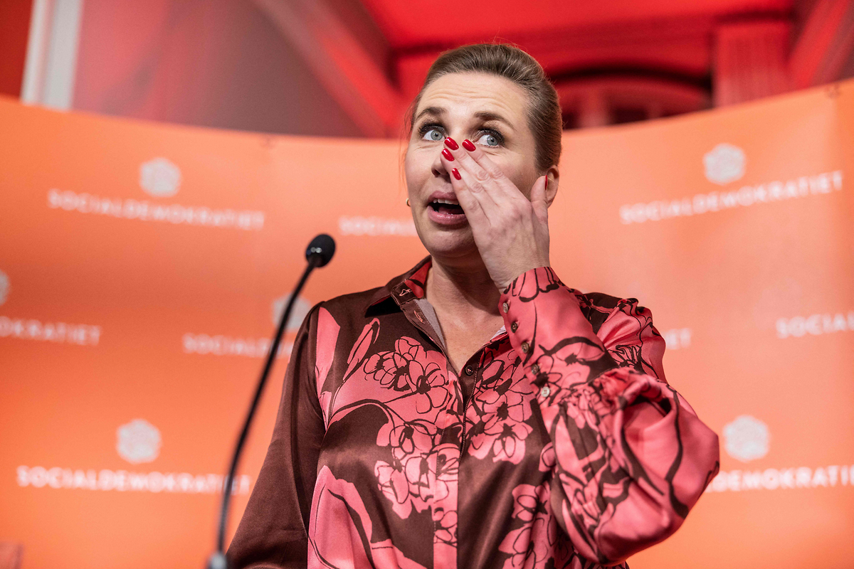 Wahlsiegerin Mette Frederiksen hat nun zwei Möglichkeiten: Zum einen kann sie - wie von ihr im Wahlkampf betont - versuchen, eine breite Regierung mit Parteien aus beiden politischen Blöcken zu finden. Zum anderen kann sie aber auch auf die knappe linke Mehrheit setzen.
