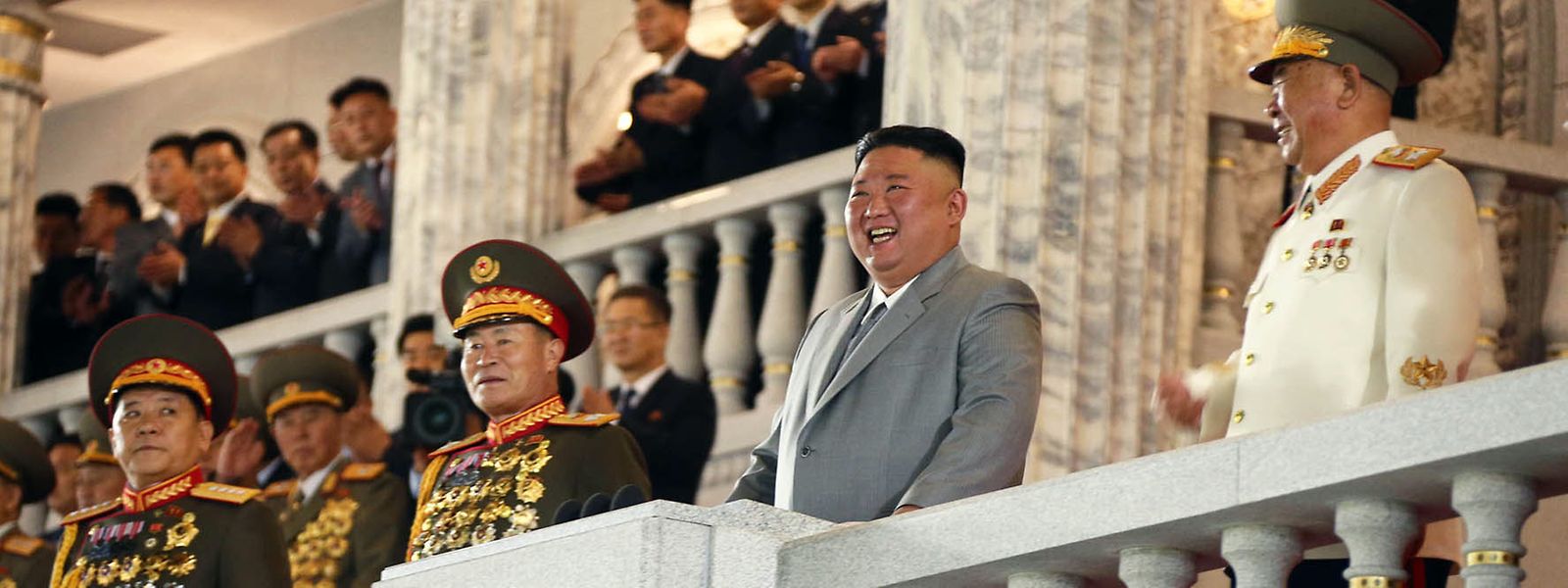 Diktator in Grau: Kim Jong Un bei der Militärparade. Das Foto wurde von der staatlichen nordkoreanischen Nachrichtenagentur KCNA zur Verfügung gestellt. Sein Inhalt kann nicht eindeutig verifiziert werden. 