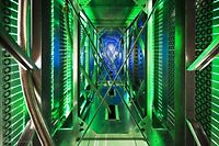 Google-Datenzenter im US-Bundesstaat Oklahoma: Tausende von Computern stehen in den Hallen. Grünes Licht zeigt an, dass die Rechner störungsfrei arbeiten.