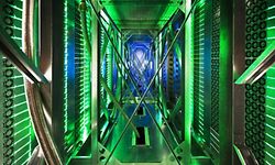 Google-Datenzenter im US-Bundesstaat Oklahoma: Tausende von Computern stehen in den Hallen. Grünes Licht zeigt an, dass die Rechner störungsfrei arbeiten.
