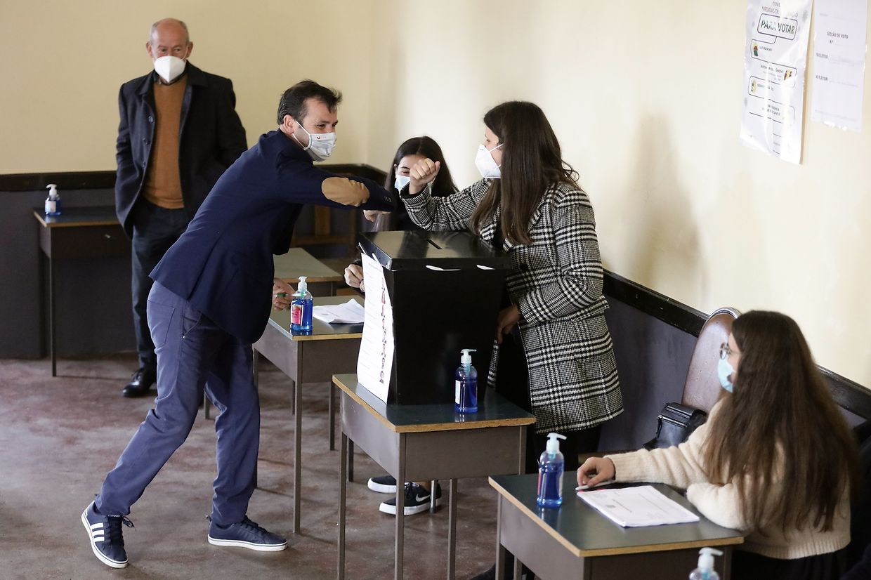 O candidato Vitorino Silva na Junta de Freguesia de Rans, em Penafiel, a exercer o seu direito de voto.