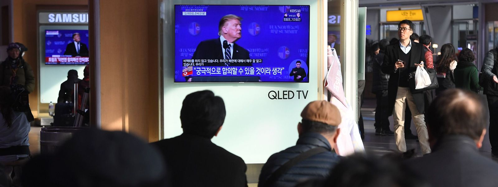 Die Pressekonferenz auf einem Fernsehschirm in Seoul. 