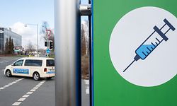 ARCHIV - 26.02.2021, Niedersachsen, Hannover: Ein Schild mit einer Spritze hängt an der Zufahrt zum Impfzentrum auf dem Messegelände. Dort sind in Einzelfällen Impfstoffe verwechselt worden.    (zu dpa «Panne im Impfzentrum: Mittel von Biontech und Astrazeneca verwechselt») Foto: Julian Stratenschulte/dpa +++ dpa-Bildfunk +++