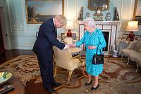 Au palais de Buckingham, Boris Johnson a accepté l'offre de sa majesté et lui a embrassé la main lors de son investiture comme Premier ministre.