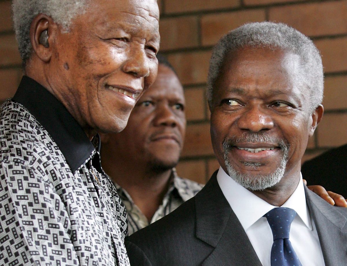 15.03.2006, Südafrika, Johannesburg: Der frühere südafrikanische Präsident Nelson Mandela und der damalige UN-Generalskretär Kofi Annan (r) stehen nach einem Treffen nebeneinander. 