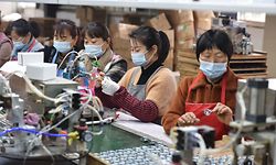 Die strengen Null-Covid-Maßnahmen in China lassen Industrieproduktion und Konsum einbrechen.