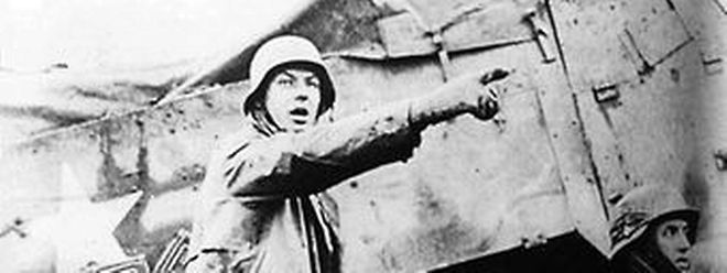 Gegen sieben Uhr morgens am 16. Dezember greifen nach einstündigem Artilleriebeschuss drei deutsche Panzerarmeen mit rund 200.000 Soldaten auf einer Breite von 60 Kilometern an. Das Unternehmen "Wacht Rhein", das als Ardennenoffensive in die Geschichte eingehen wird, beginnt. 