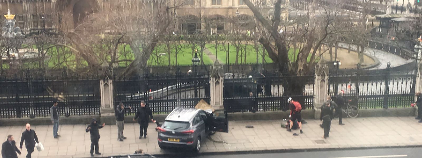 Das Anschlags-Fahrzeug krachte in einen Zaun vor dem Parlamentsgebäude, danach machte der Angreifer zu Fuß weiter. 