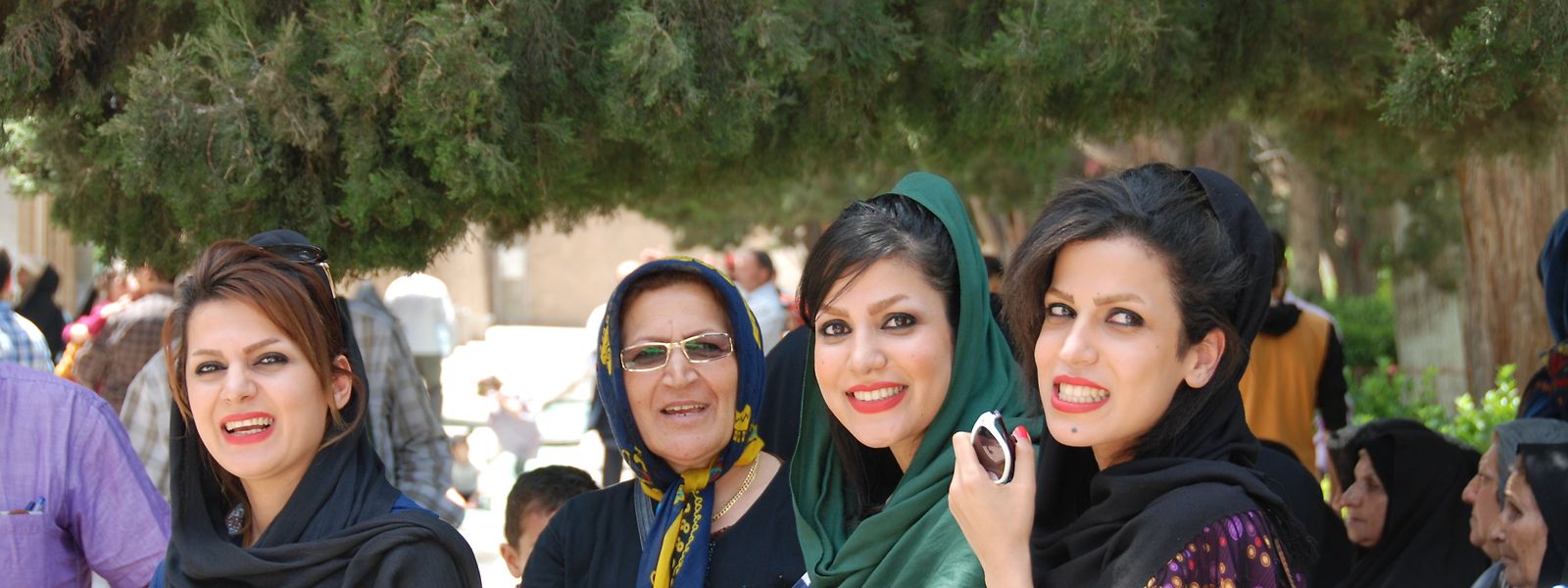 Iranische Frauen, die, wie auf dem Bild zu sehen, ihr Haar nicht vollständig mit einem Kopftuch verhüllen, sollen künftig mit Hilfe von Gesichtserkennungstechnologie identifiziert – und bestraft werden.