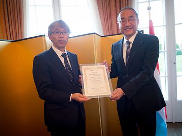 Préstimos à divulgação da cultura : Japão condecora empresário japonês no Luxemburgo