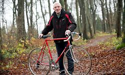 Jempy Bausch bei der Inspektion der Rümelinger Cyclo-Cross-Piste.