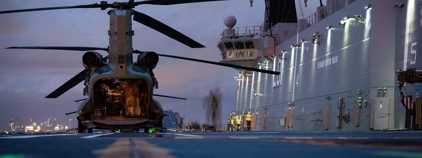 Força Aérea Australiana e pela Força de Defesa Australiana a embarcar num helicóptero do exército australiano CH-47 Chinook heavy-lift antes de deixar o porto de Brisbane, para prestar assistência humanitária a Tonga 