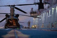 Força Aérea Australiana e pela Força de Defesa Australiana a embarcar num helicóptero do exército australiano CH-47 Chinook heavy-lift antes de deixar o porto de Brisbane, para prestar assistência humanitária a Tonga 