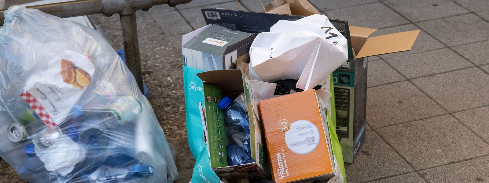 Plastikflaschen in Kartons gedrückt und den anderen Restmüll einfach auf dem Bürgersteig abgestellt - oft neben überfüllten öffentlichen Mülleimern. 