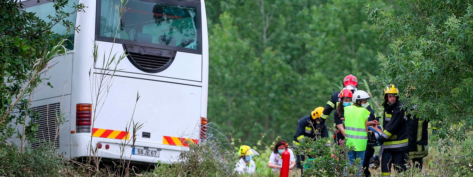 O grave acidente com o autocarro de passageiros aconteceu esta manhã na A1, na zona da Mealhada.