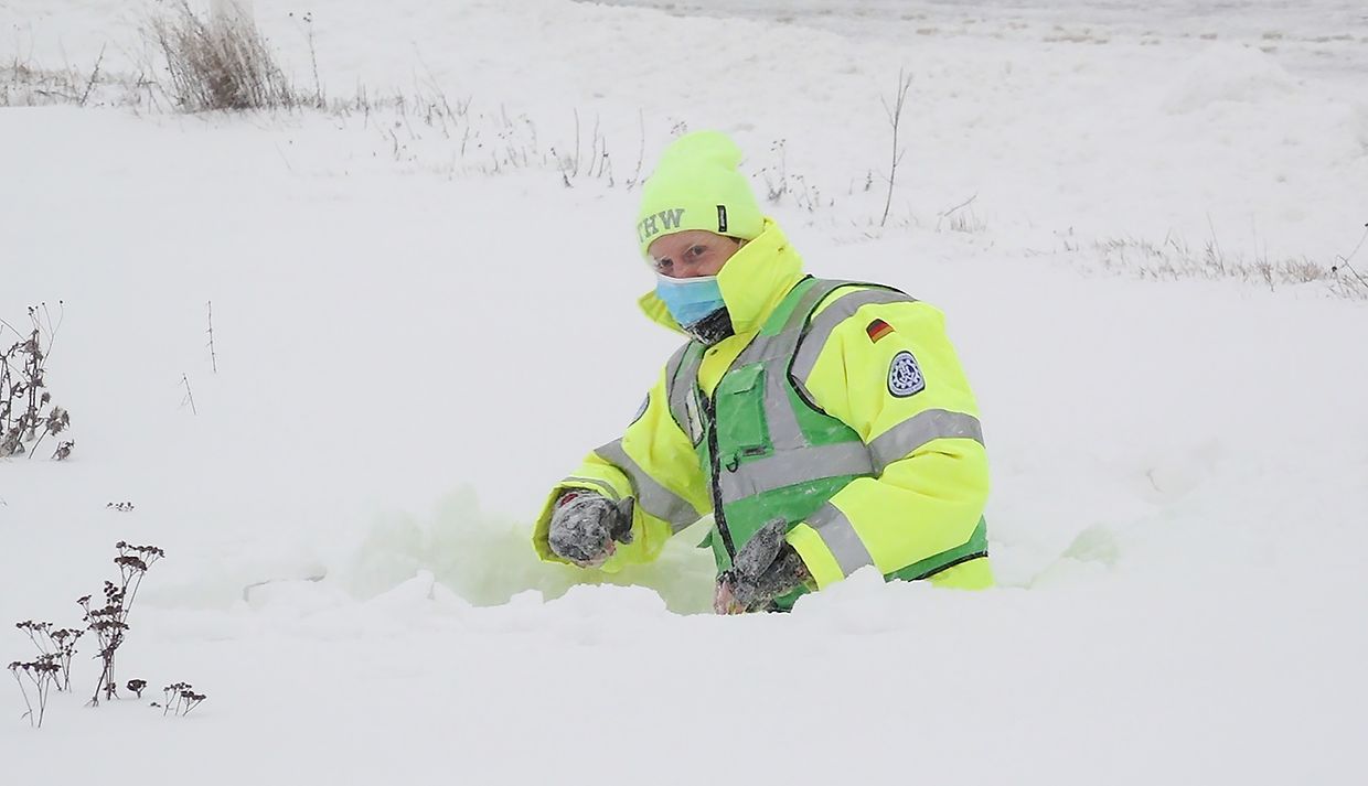 Das Winterwetter hat den Norden und die Mitte Deutschlands fest im Griff. Schnee und Eis sorgen für massive Verkehrsprobleme, manche haben aber auch ihren Spaß daran.