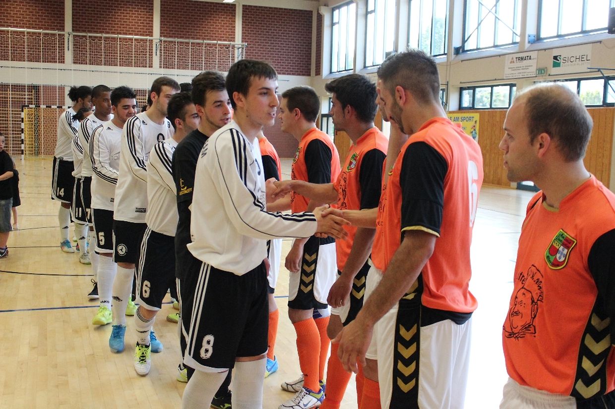 Os cumprimentos da praxe entre as equipas antes do jogo