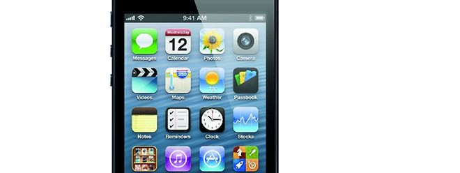 La garantie de deux ans pour les produits Apple (ici l'iPhone 5) doit être clairement indiquée, selon l'Union européenne.