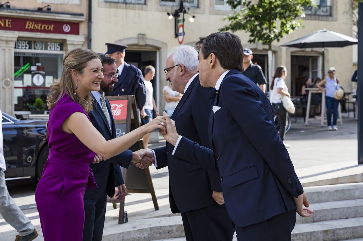 Os embaixadores de Portugal e do Luxemburgo com os grão-duques herdeiros, à entrada do Museu Nacional de História e Arte, na capital luxemburguesa.