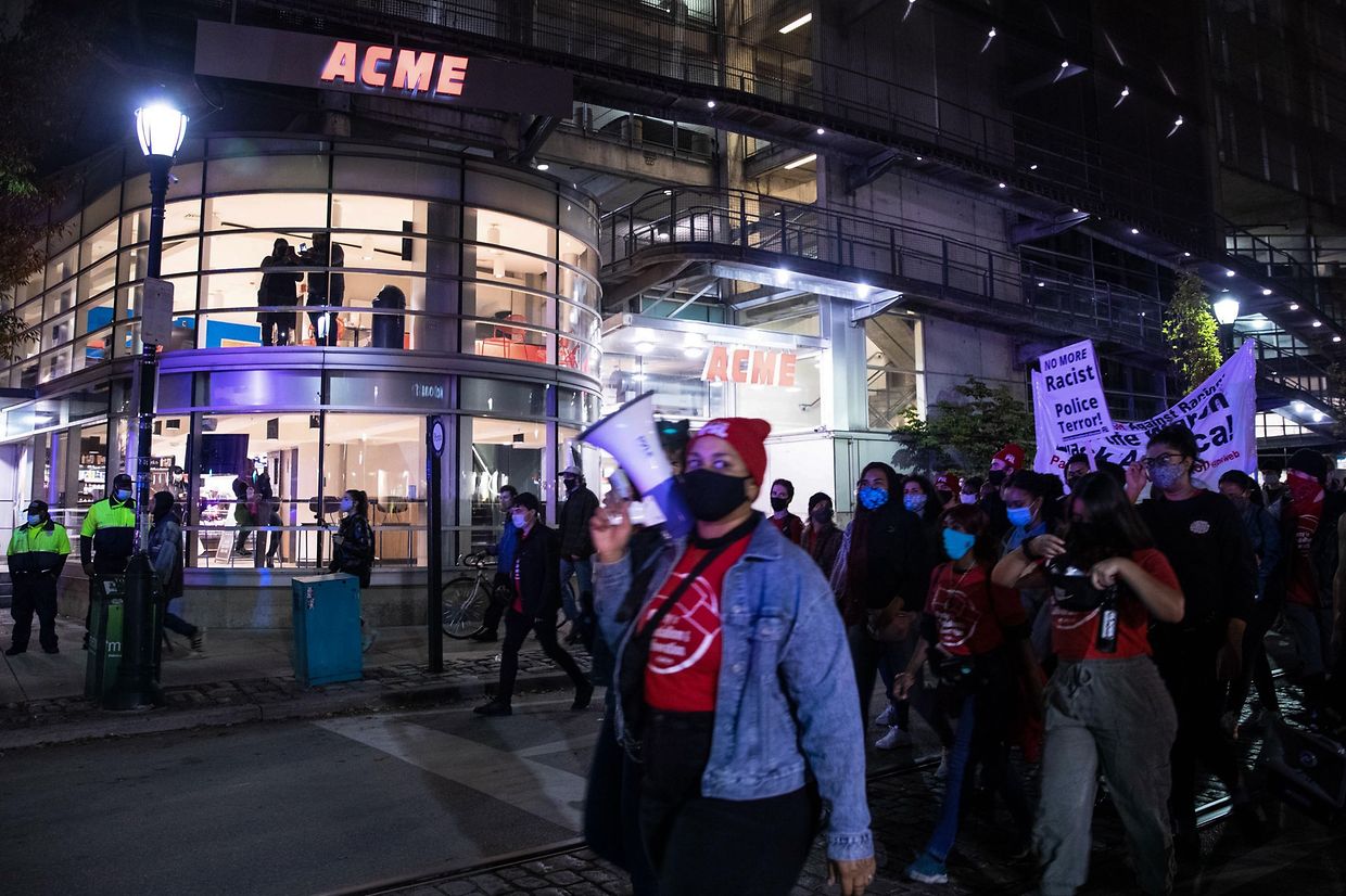 Demonstranten schreiten durch die Straßen von Philadelphia.