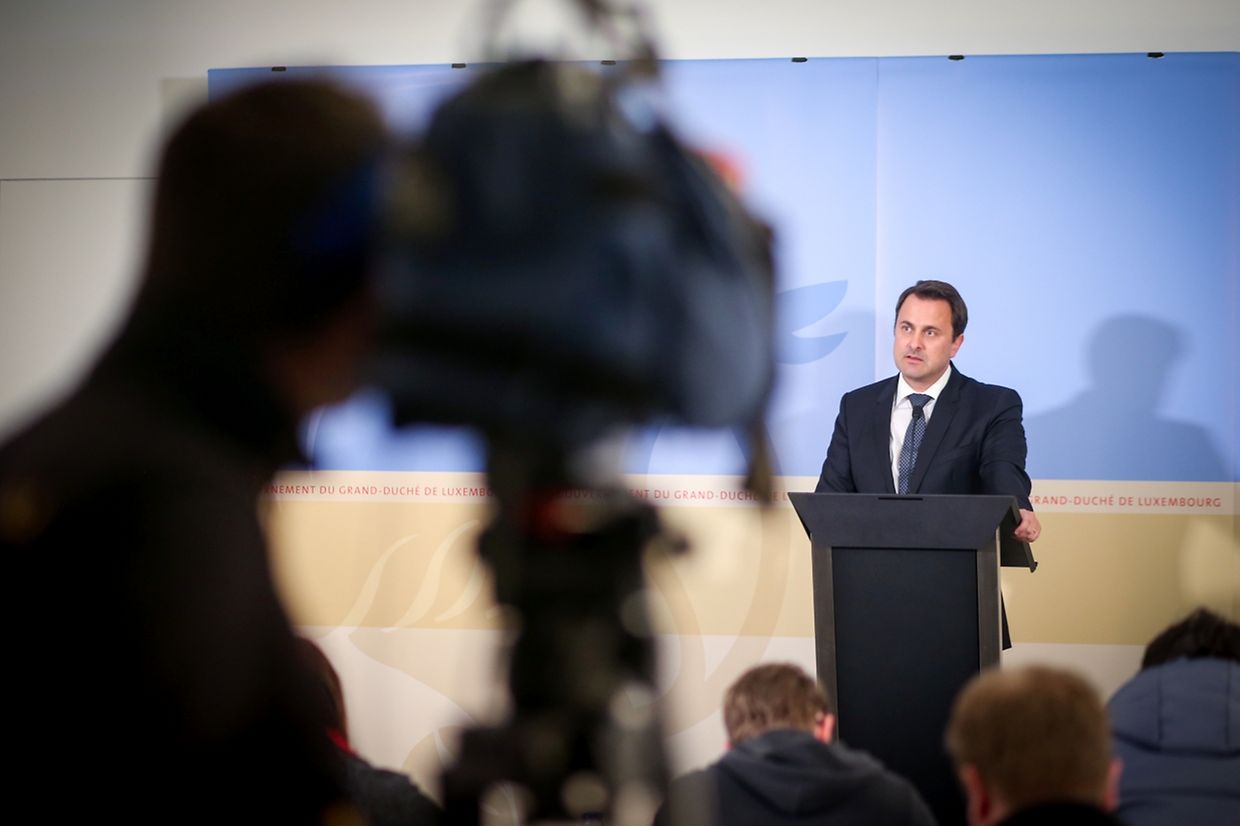 Premier Bettel kündigt nach einer langen Ministerratssitzung vor der Presse an, dass in Luxemburg die Kontrollen verschärft werden.