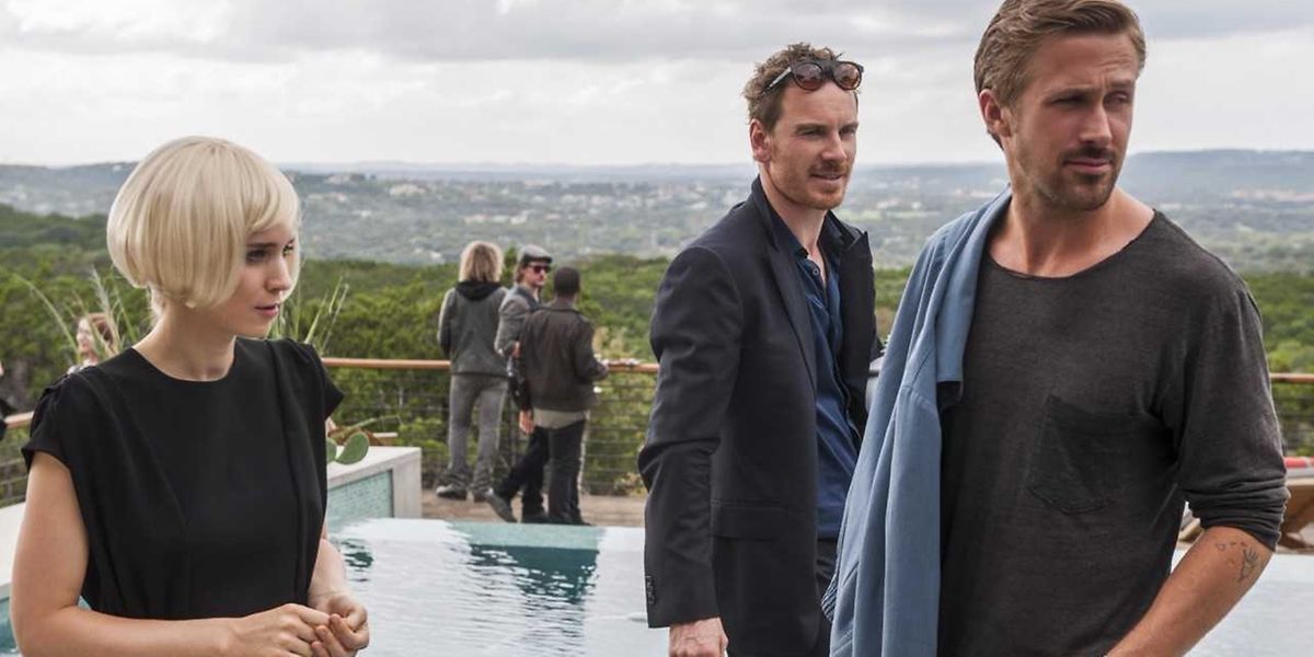 O do direita é o namorado dela; o da esquerda também.