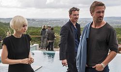 O do direita é o namorado dela; o da esquerda também.