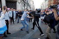 Die Proteste arteten teilweise in Straßenschlägereien aus.